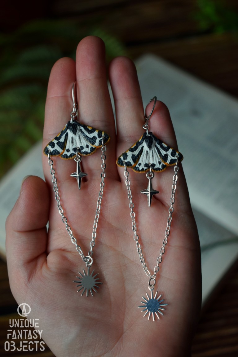 Kolczyki z rzeźbą motyla niedźwiedziówka babkówka i łańcuszkami Kolczyki z rzeźbą motyla niedźwiedziówka babkówka i łańcuszkami (Unique Fantasy Objects)