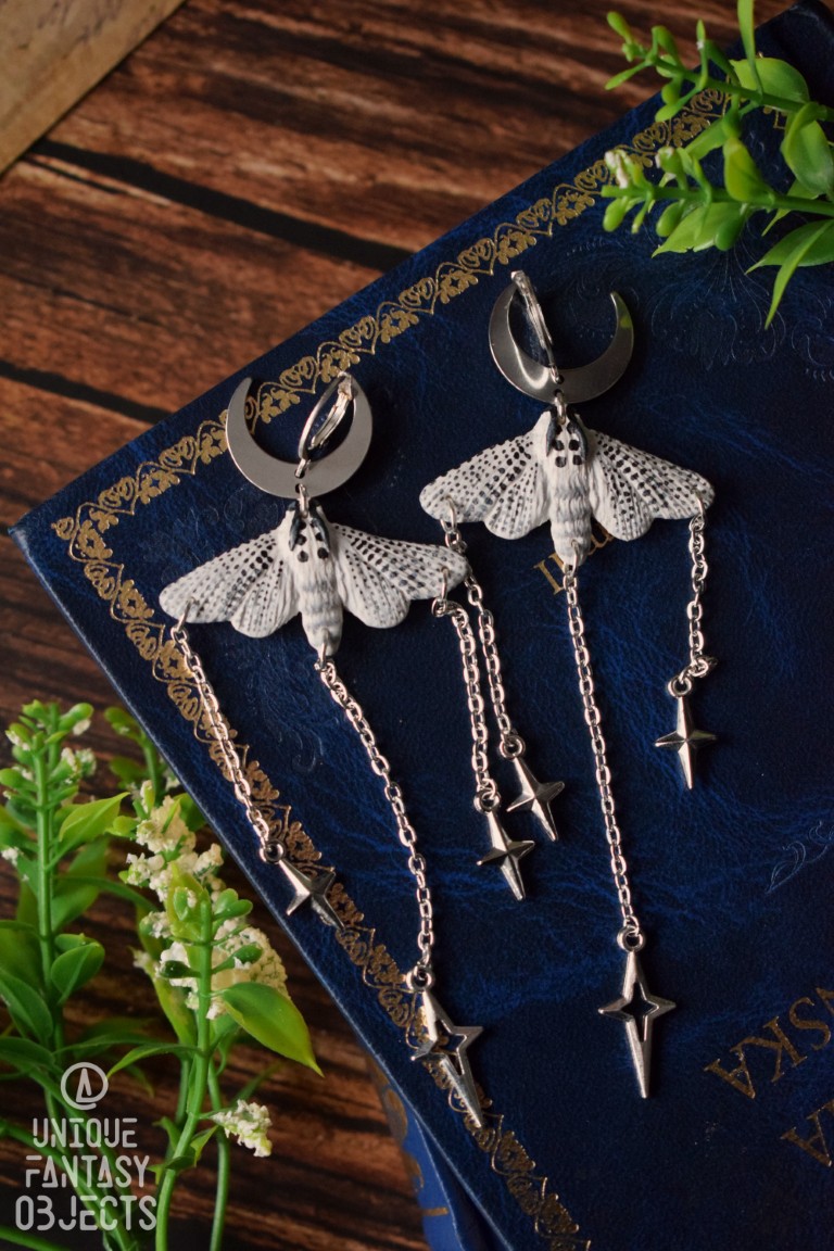 Kolczyki z rzeźbą motyla torzyniad kasztanówka i łańcuszkami Kolczyki z rzeźbą motyla torzyniad kasztanówka i łańcuszkami (Unique Fantasy Objects)