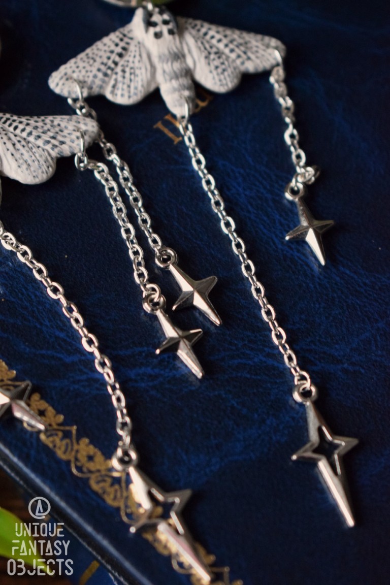 Kolczyki z rzeźbą motyla torzyniad kasztanówka i łańcuszkami Kolczyki z rzeźbą motyla torzyniad kasztanówka i łańcuszkami (Unique Fantasy Objects)