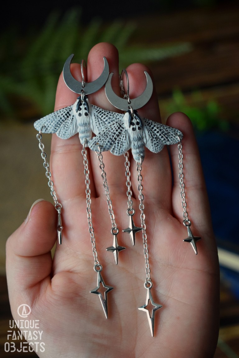 Kolczyki z rzeźbą motyla torzyniad kasztanówka i łańcuszkami Kolczyki z rzeźbą motyla torzyniad kasztanówka i łańcuszkami (Unique Fantasy Objects)