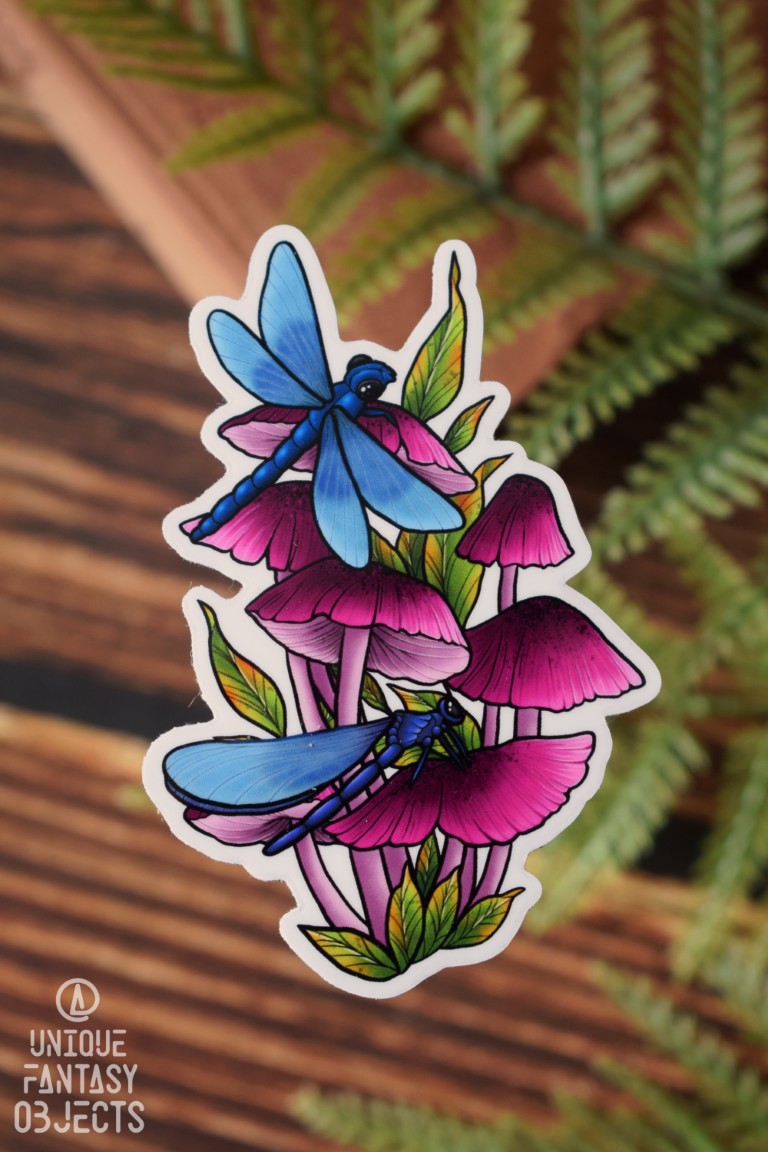 Naklejka z różowymi grzybami i ważką świtezianką błękitną Naklejka z różowymi grzybami i ważką świtezianką błękitną (Unique Fantasy Objects)