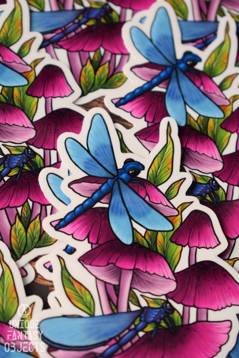 Naklejka z różowymi grzybami i ważką świtezianką błękitną Naklejka z różowymi grzybami i ważką świtezianką błękitną (Unique Fantasy Objects)