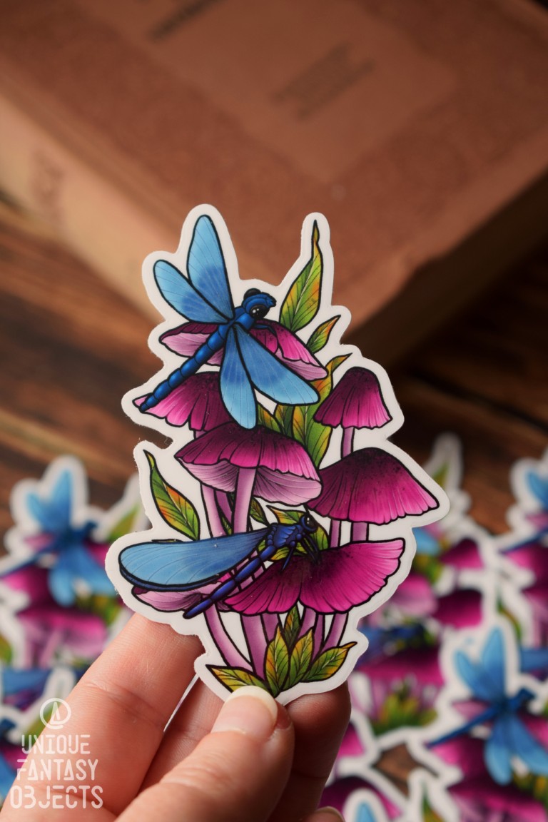 Naklejka z różowymi grzybami i ważką świtezianką błękitną Naklejka z różowymi grzybami i ważką świtezianką błękitną (Unique Fantasy Objects)