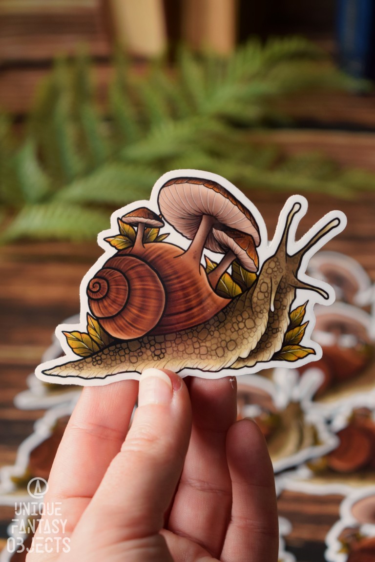 Naklejka ze ślimakiem z grzybami Naklejka ze ślimakiem z grzybami (Unique Fantasy Objects)