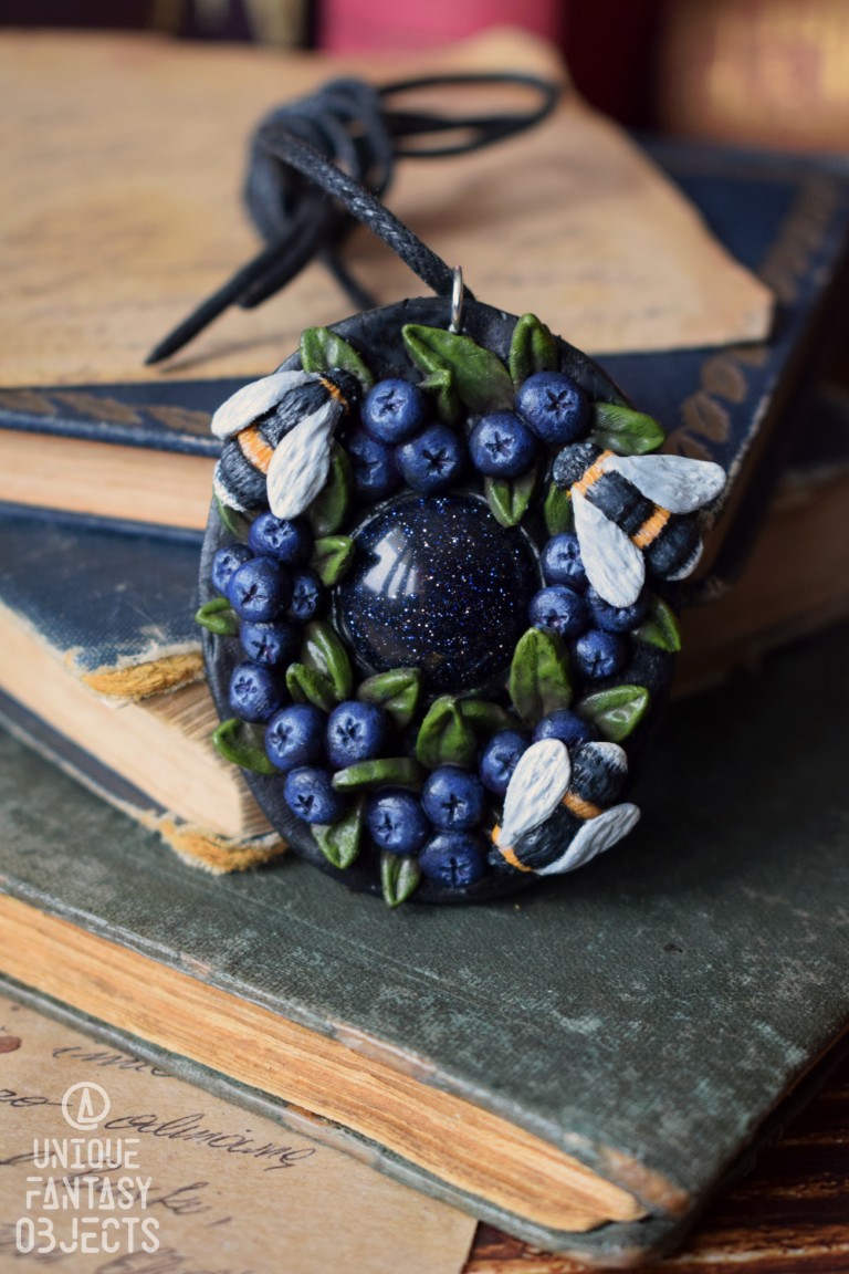 Naszyjnik z borówkami, trzmielem i nocą Kiru (Unique Fantasy Objects)