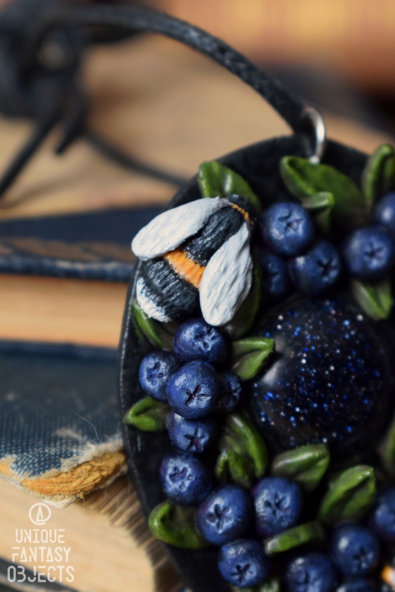 Naszyjnik z borówkami, trzmielem i nocą Kiru Naszyjnik z borówkami, trzmielem i nocą Kiru (Unique Fantasy Objects)