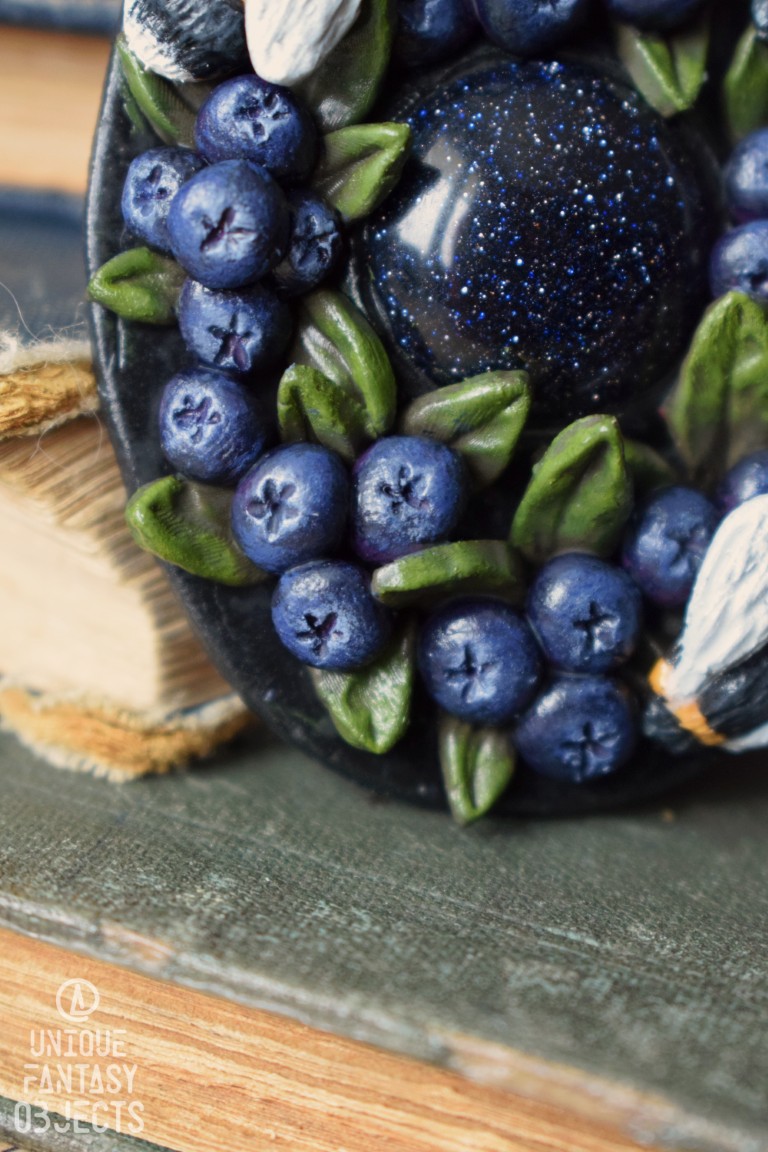 Naszyjnik z borówkami, trzmielem i nocą Kiru Naszyjnik z borówkami, trzmielem i nocą Kiru (Unique Fantasy Objects)