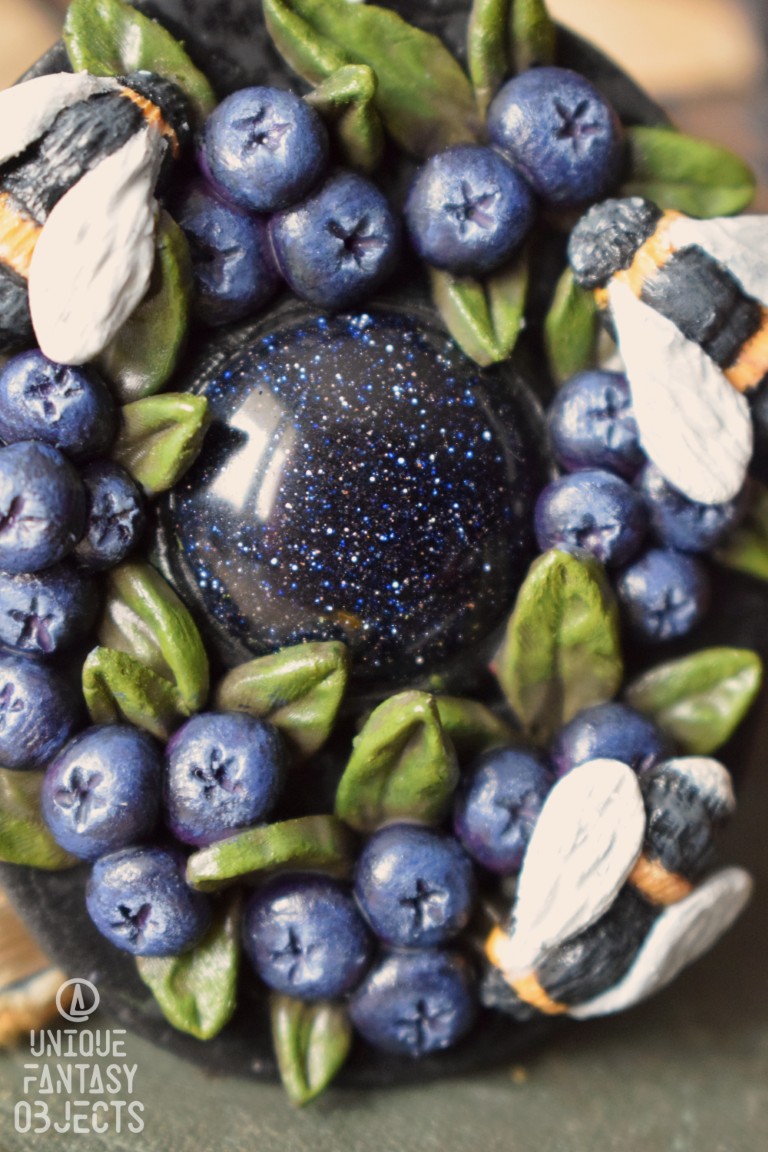 Naszyjnik z borówkami, trzmielem i nocą Kiru (Unique Fantasy Objects)