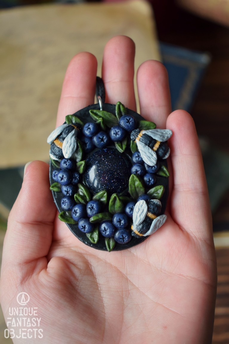 Naszyjnik z borówkami, trzmielem i nocą Kiru Naszyjnik z borówkami, trzmielem i nocą Kiru (Unique Fantasy Objects)