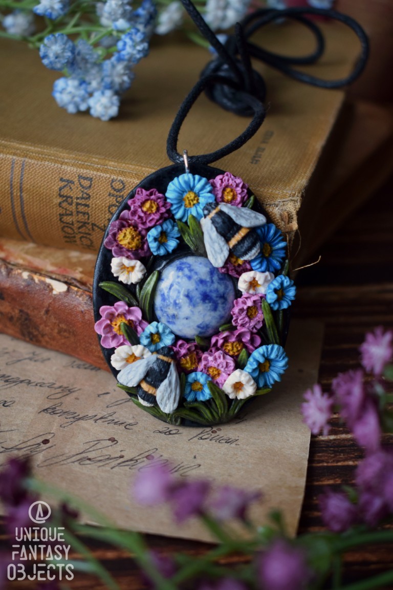 Naszyjnik z kwiatami, trzmielami i lapis lazuli (Unique Fantasy Objects)