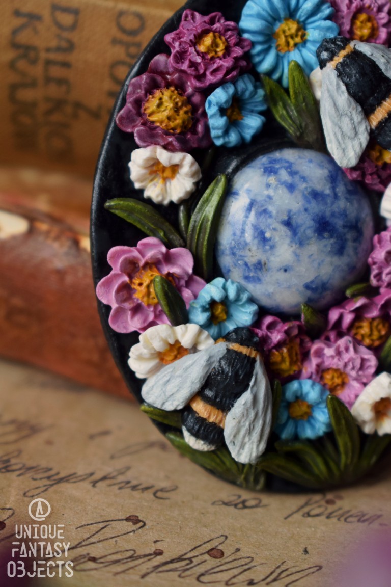 Naszyjnik z kwiatami, trzmielami i lapis lazuli Naszyjnik z kwiatami, trzmielami i lapis lazuli (Unique Fantasy Objects)