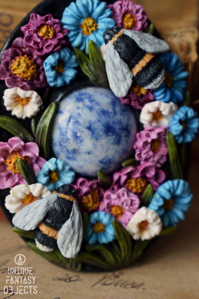 Naszyjnik z kwiatami, trzmielami i lapis lazuli (Unique Fantasy Objects)