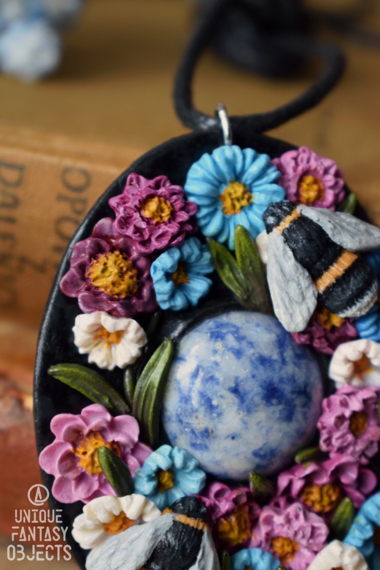 Naszyjnik z kwiatami, trzmielami i lapis lazuli Naszyjnik z kwiatami, trzmielami i lapis lazuli (Unique Fantasy Objects)