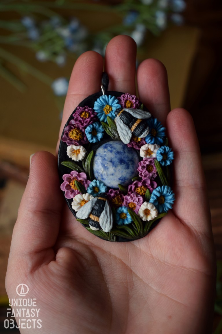 Naszyjnik z kwiatami, trzmielami i lapis lazuli Naszyjnik z kwiatami, trzmielami i lapis lazuli (Unique Fantasy Objects)