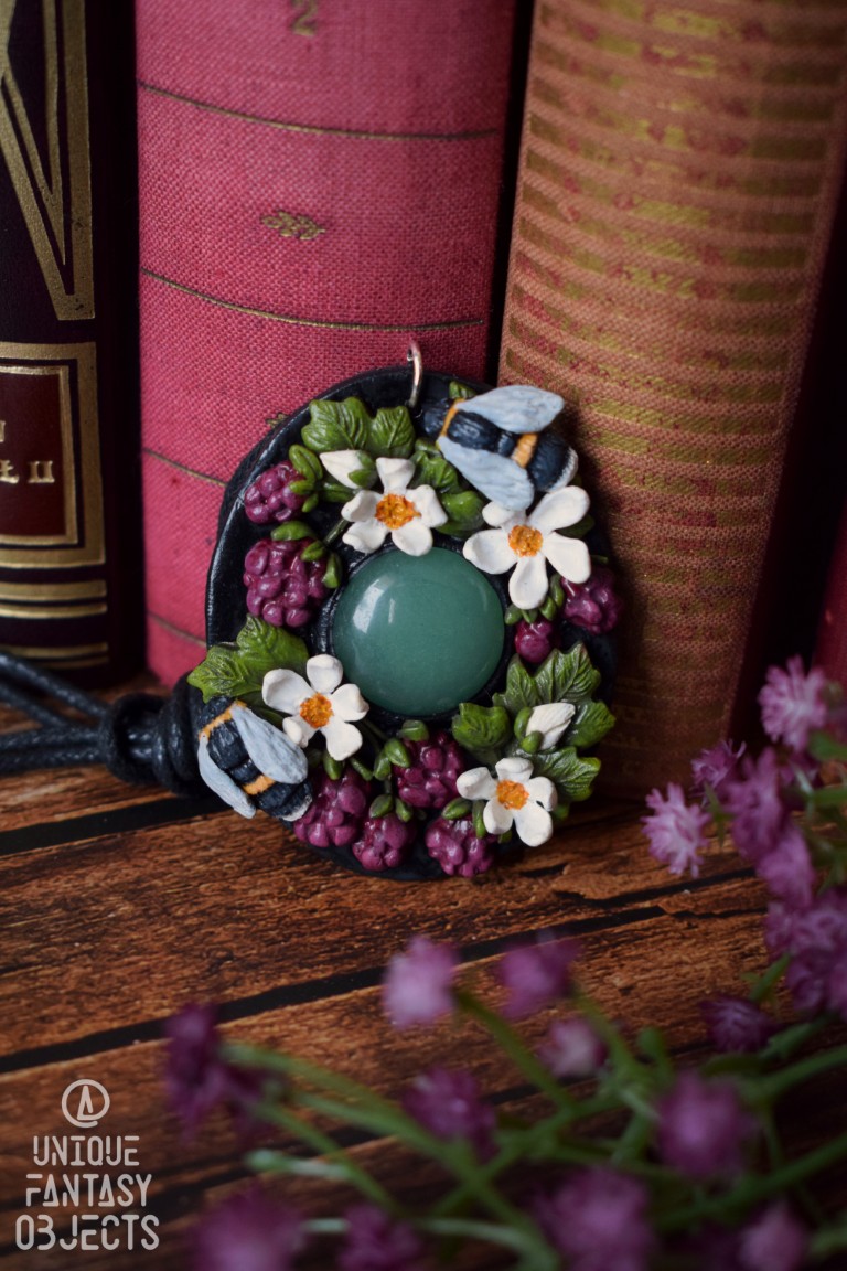 Naszyjnik z malinami, trzmielami i jadeitem (Unique Fantasy Objects)