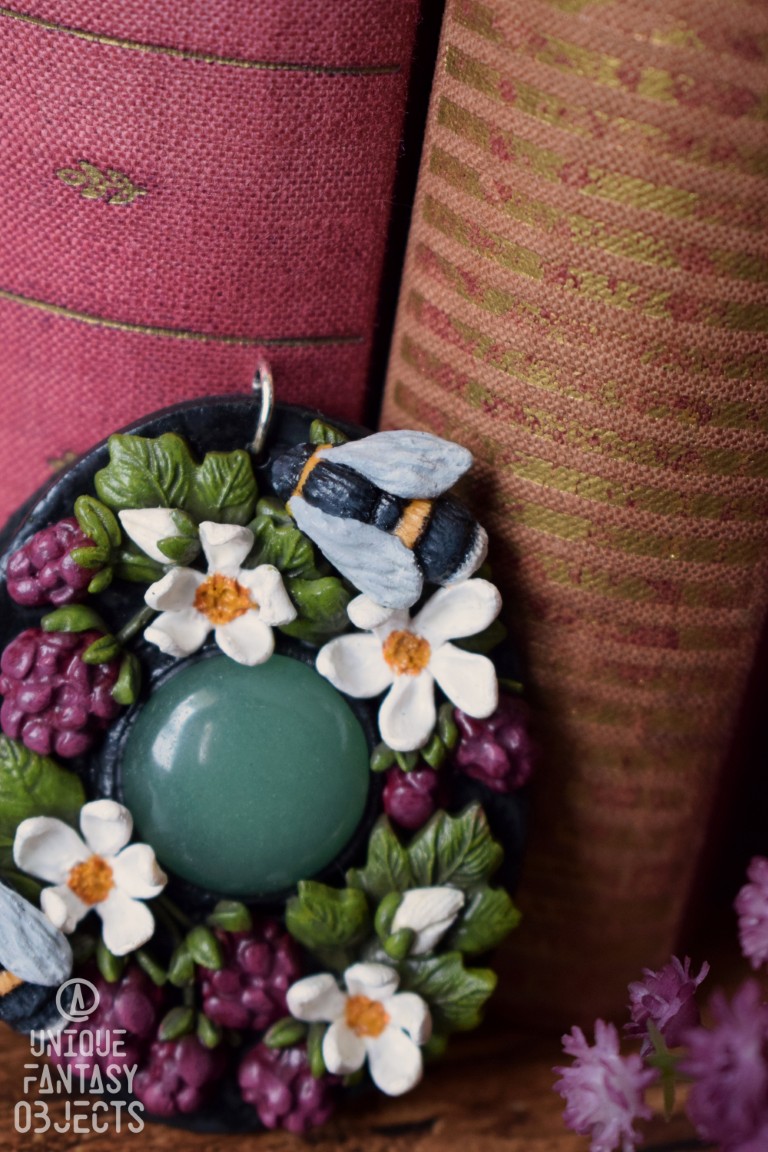 Naszyjnik z malinami, trzmielami i jadeitem Naszyjnik z malinami, trzmielami i jadeitem (Unique Fantasy Objects)