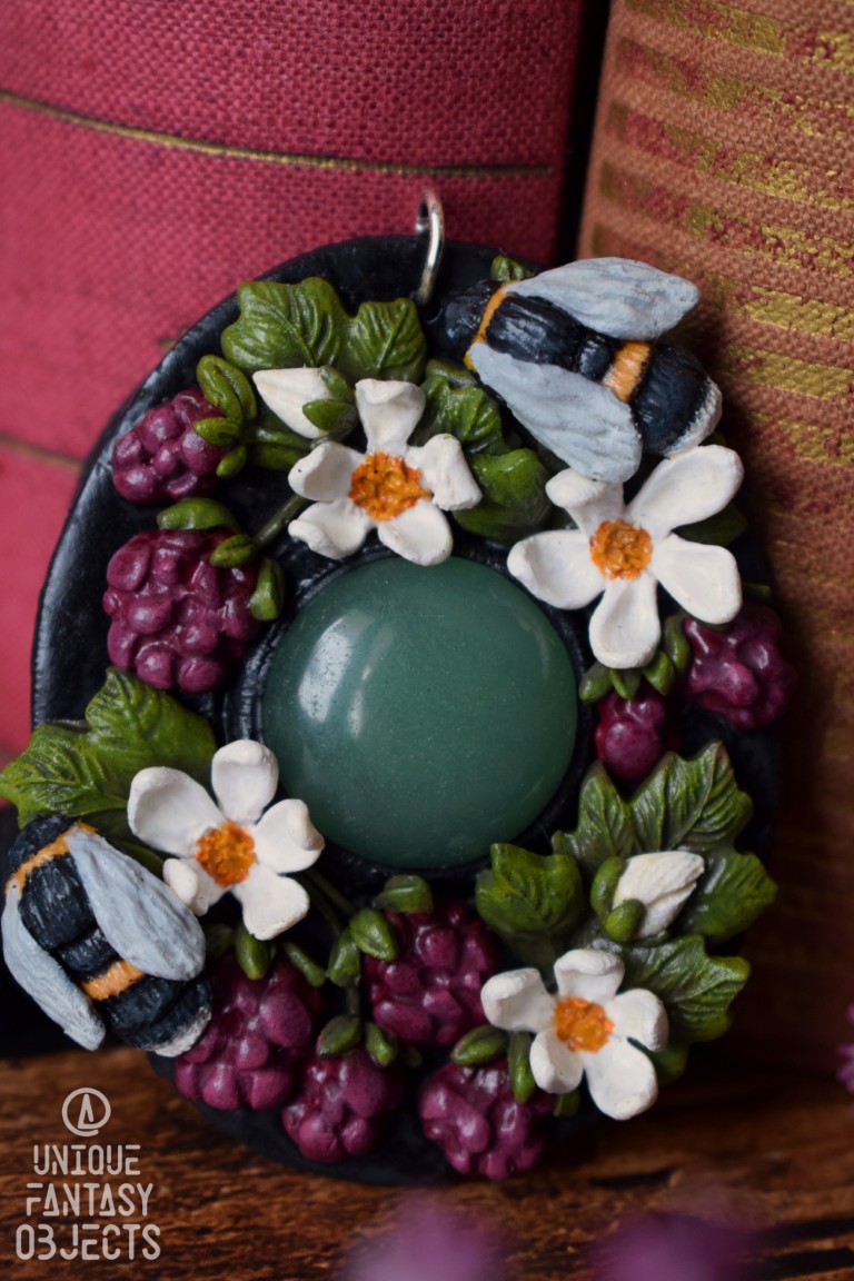 Naszyjnik z malinami, trzmielami i jadeitem (Unique Fantasy Objects)