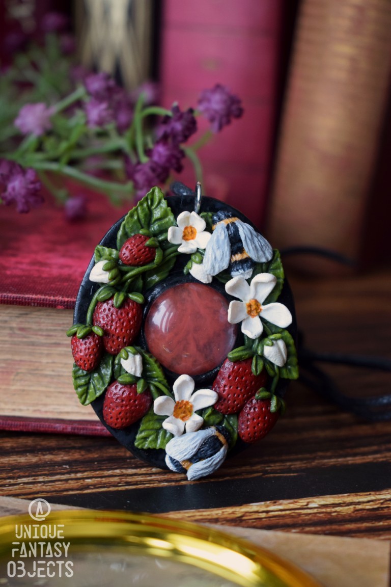 Naszyjnik z truskawkami, trzmielami i kwarcem wiśniowym (Unique Fantasy Objects)