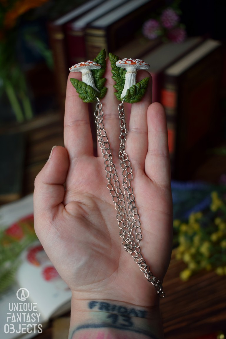 Przypinka do kołnierzyka z muchomorami czerwonymi Przypinka do kołnierzyka ze zmierzchnicą trupią główką (Unique Fantasy Objects)