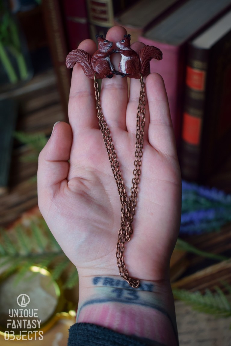 Przypinka do kołnierzyka z wiewiórkami Przypinka do kołnierzyka z wiewiórkami (Unique Fantasy Objects)