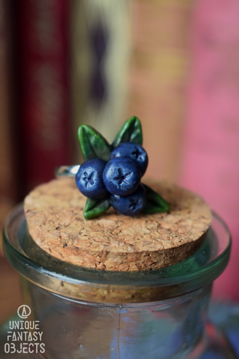 Regulowany pierścionek z rzeźbą borówki (Unique Fantasy Objects)