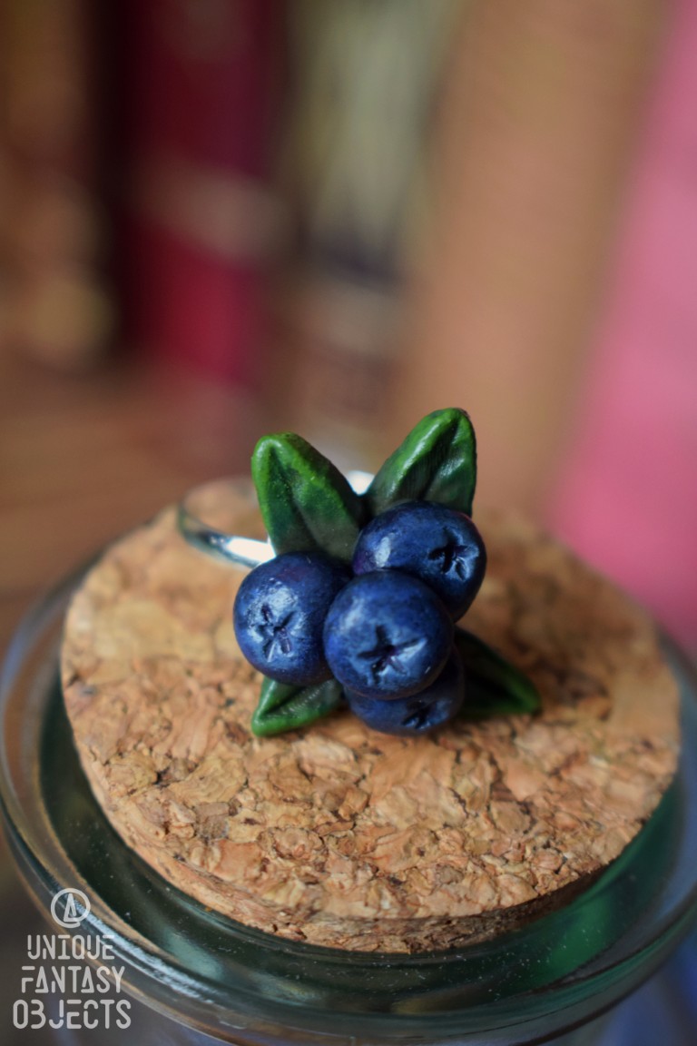 Regulowany pierścionek z rzeźbą borówki Regulowany pierścionek z rzeźbą borówki (Unique Fantasy Objects)