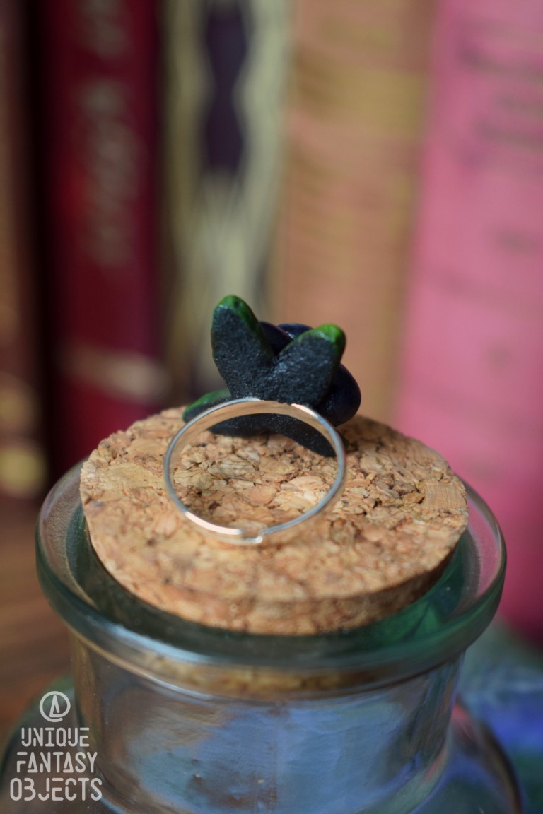 Regulowany pierścionek z rzeźbą borówki Regulowany pierścionek z rzeźbą borówki (Unique Fantasy Objects)