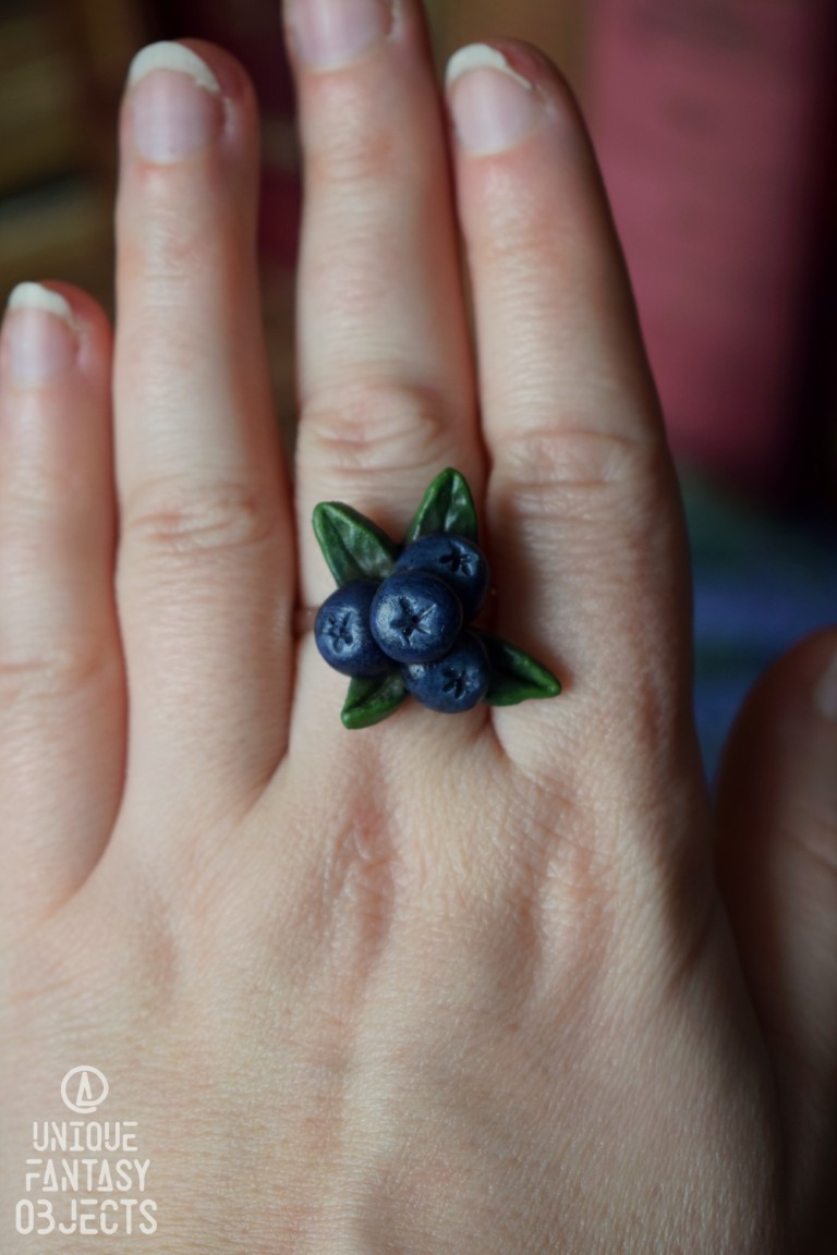 Regulowany pierścionek z rzeźbą borówki Regulowany pierścionek z rzeźbą borówki (Unique Fantasy Objects)