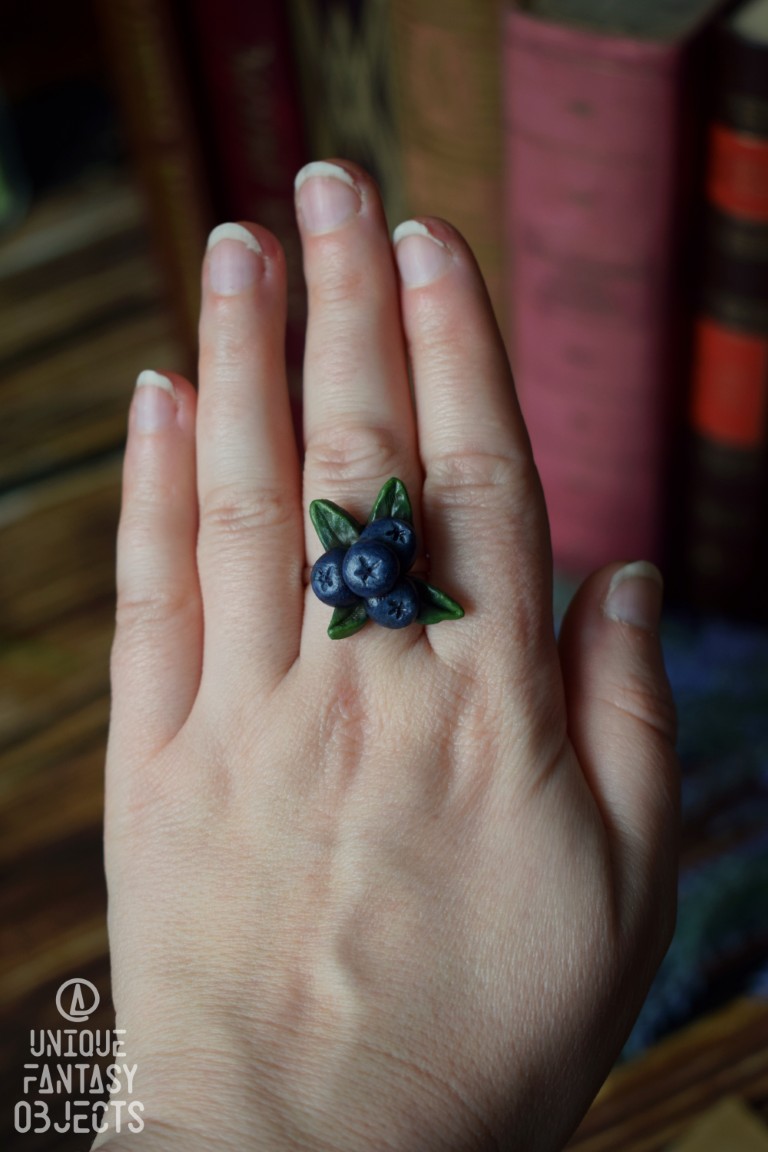 Regulowany pierścionek z rzeźbą borówki (Unique Fantasy Objects)