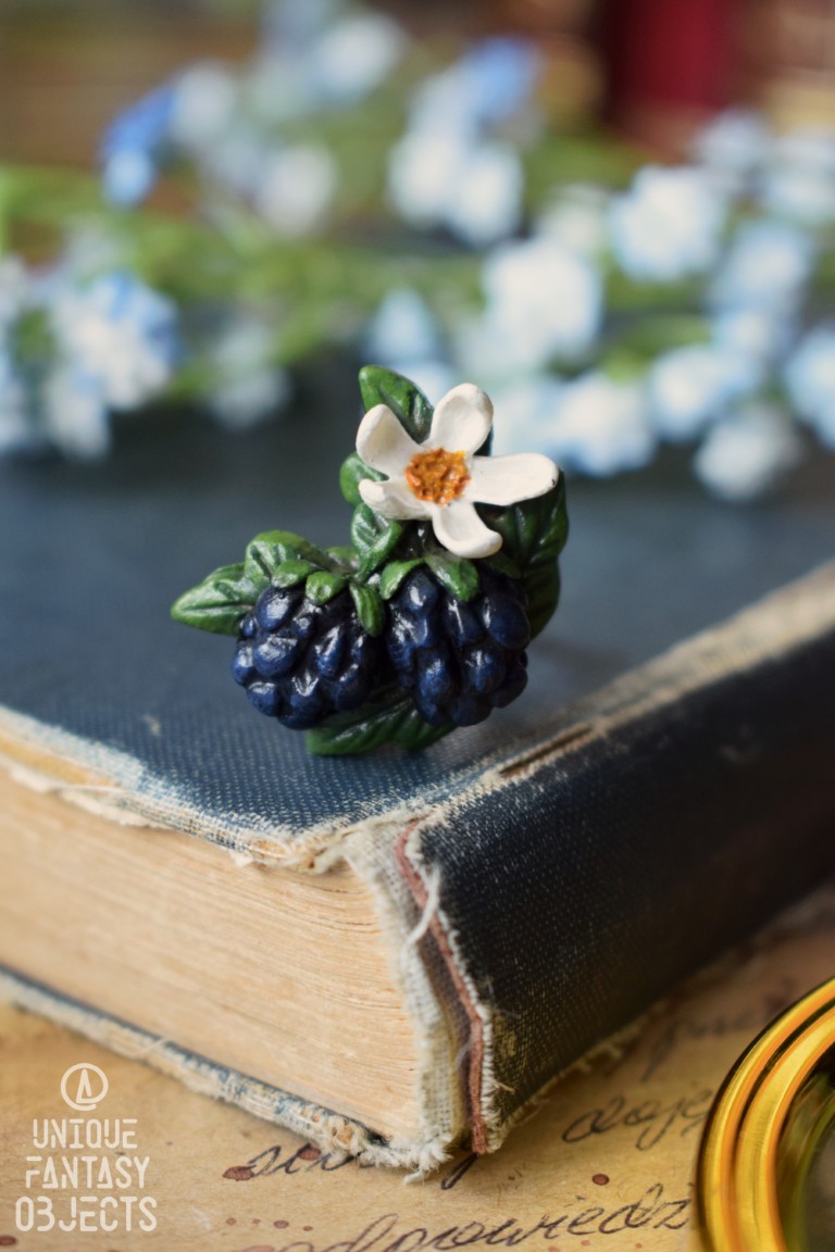 Regulowany pierścionek z rzeźbą jeżyn (Unique Fantasy Objects)