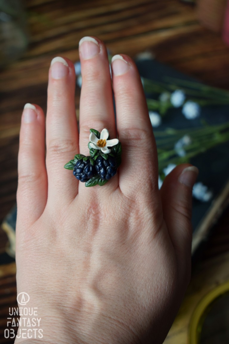 Regulowany pierścionek z rzeźbą jeżyn (Unique Fantasy Objects)