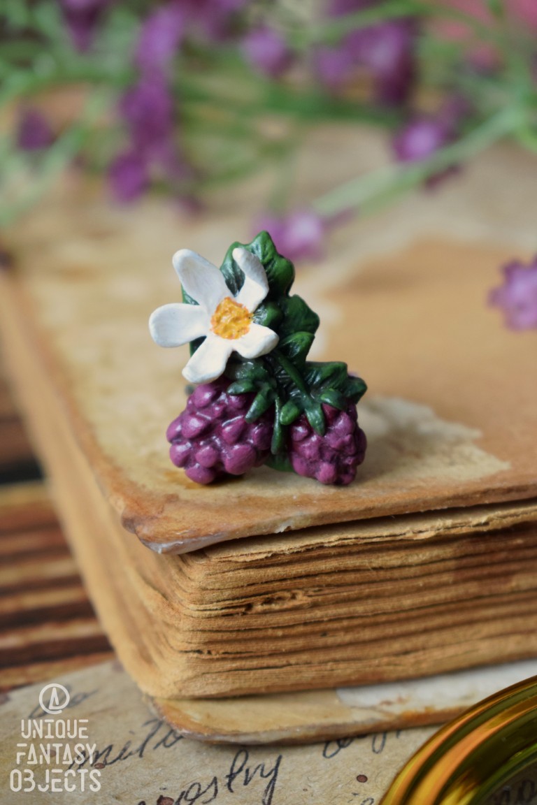 Regulowany pierścionek z rzeźbą malin (Unique Fantasy Objects)