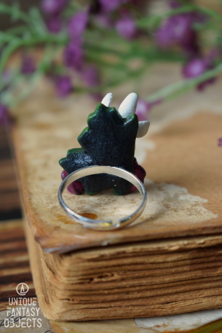 Regulowany pierścionek z rzeźbą malin Regulowany pierścionek z rzeźbą malin (Unique Fantasy Objects)