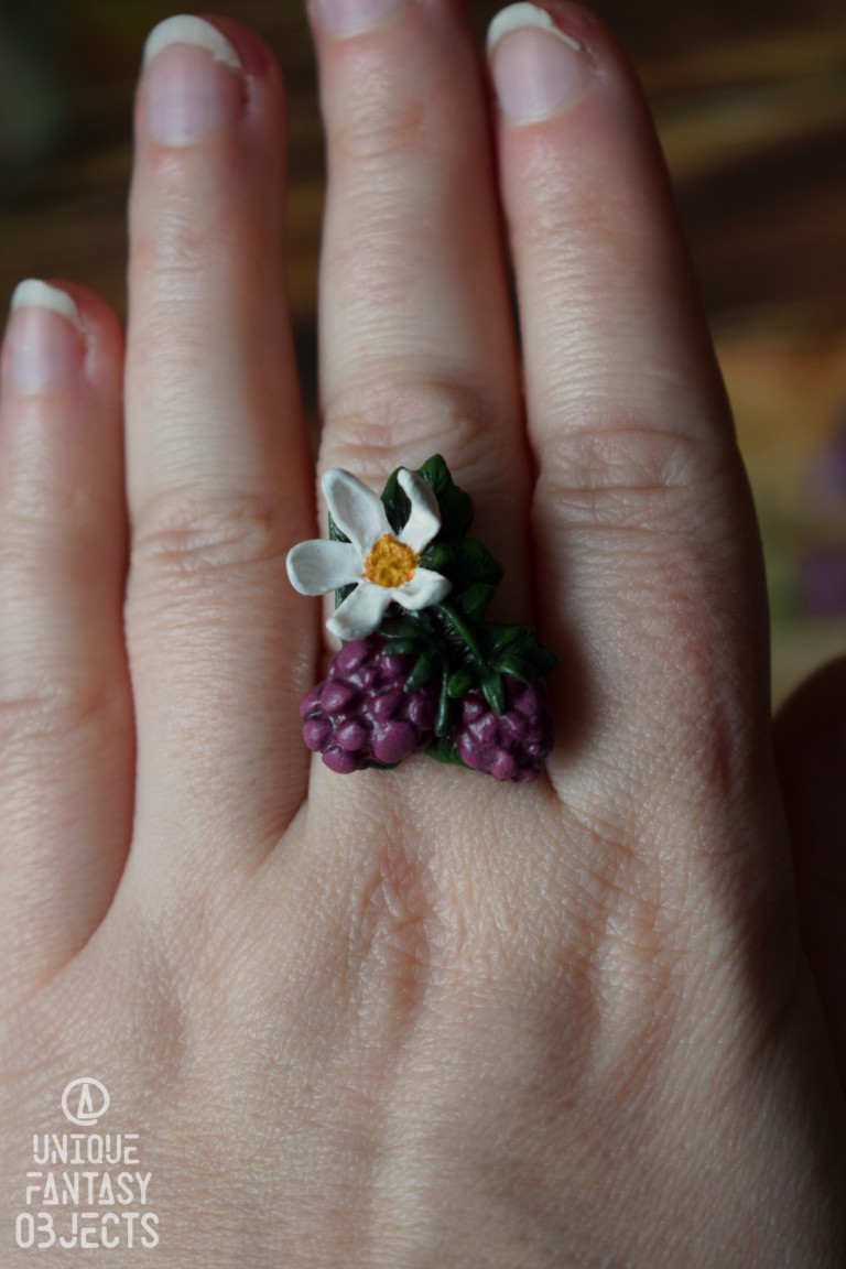 Regulowany pierścionek z rzeźbą malin Regulowany pierścionek z rzeźbą malin (Unique Fantasy Objects)