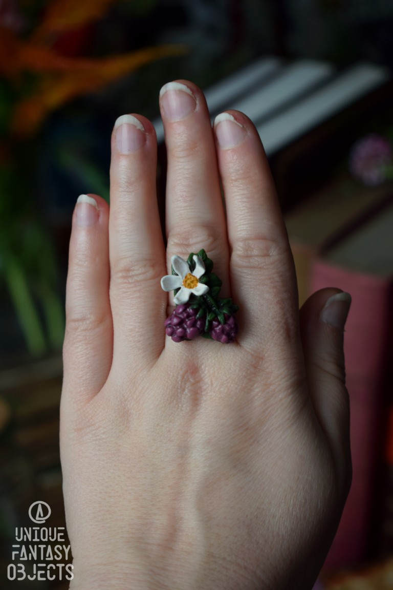 Regulowany pierścionek z rzeźbą malin (Unique Fantasy Objects)