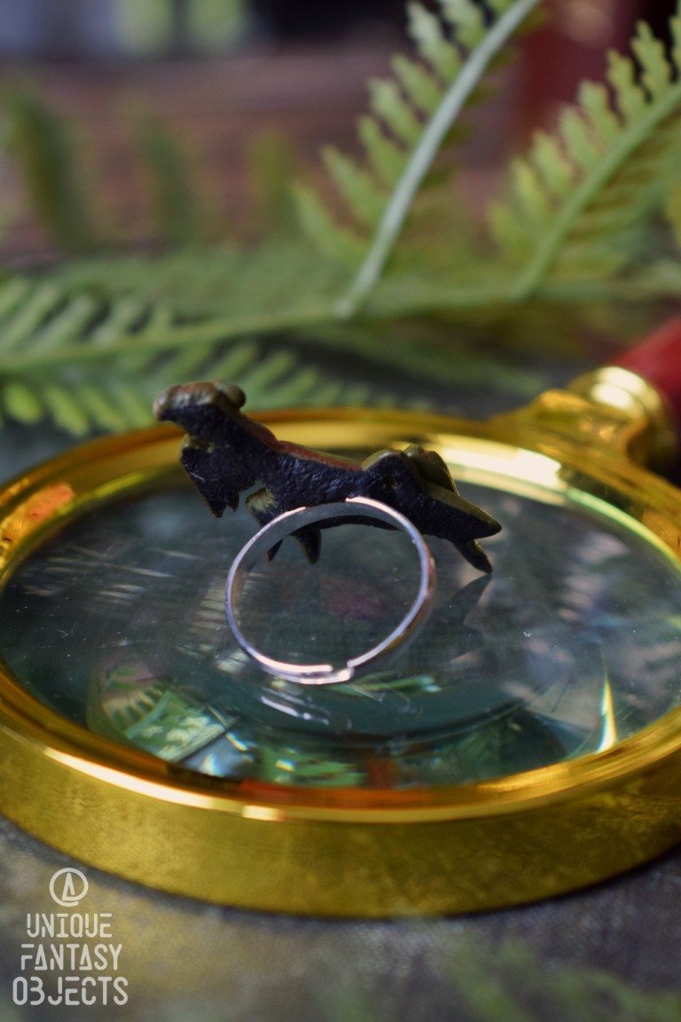 Regulowany pierścionek z rzeźbą modliszki Regulowany pierścionek z rzeźbą modliszki (Unique Fantasy Objects)