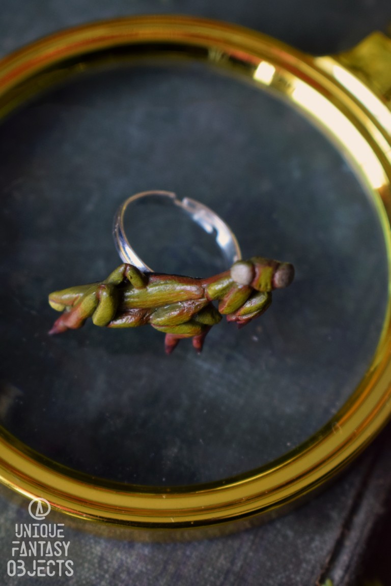 Regulowany pierścionek z rzeźbą modliszki Regulowany pierścionek z rzeźbą modliszki (Unique Fantasy Objects)