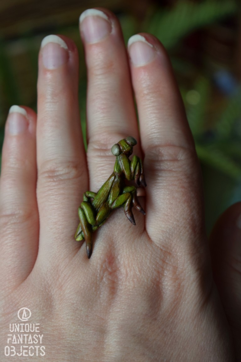 Regulowany pierścionek z rzeźbą modliszki Regulowany pierścionek z rzeźbą modliszki (Unique Fantasy Objects)