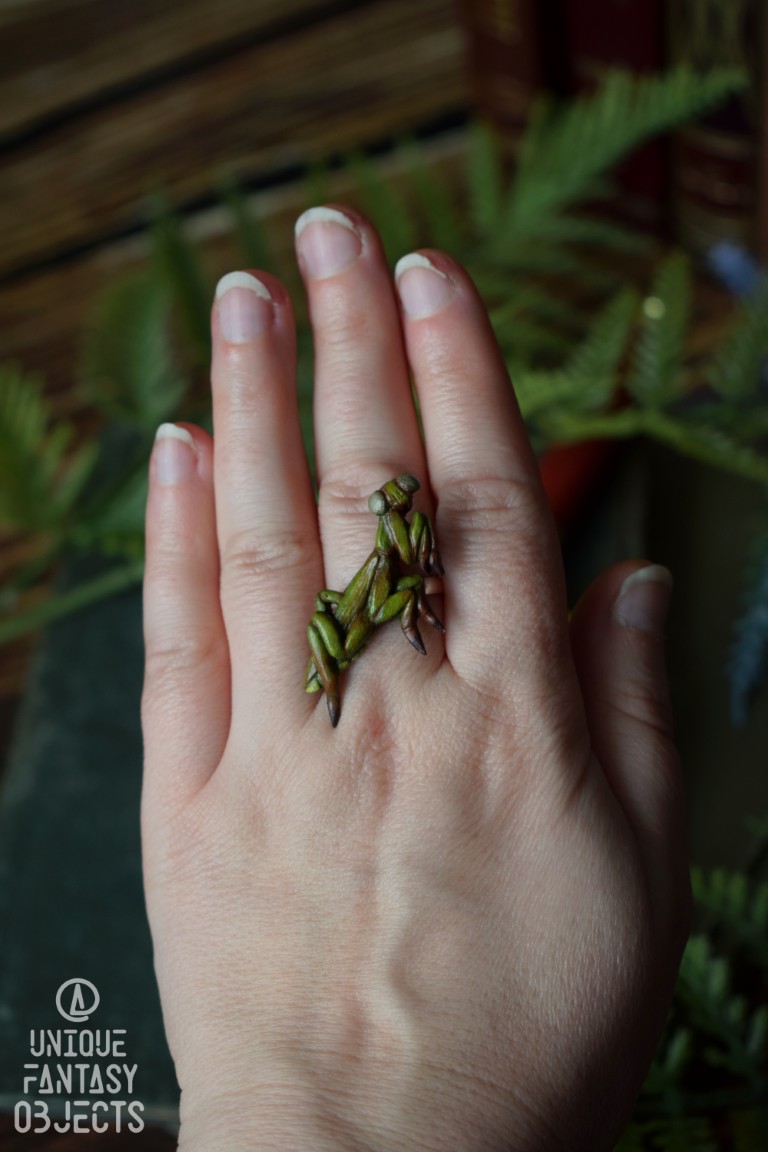Regulowany pierścionek z rzeźbą modliszki (Unique Fantasy Objects)