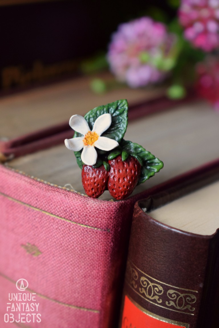 Regulowany pierścionek z rzeźbą truskawek (Unique Fantasy Objects)