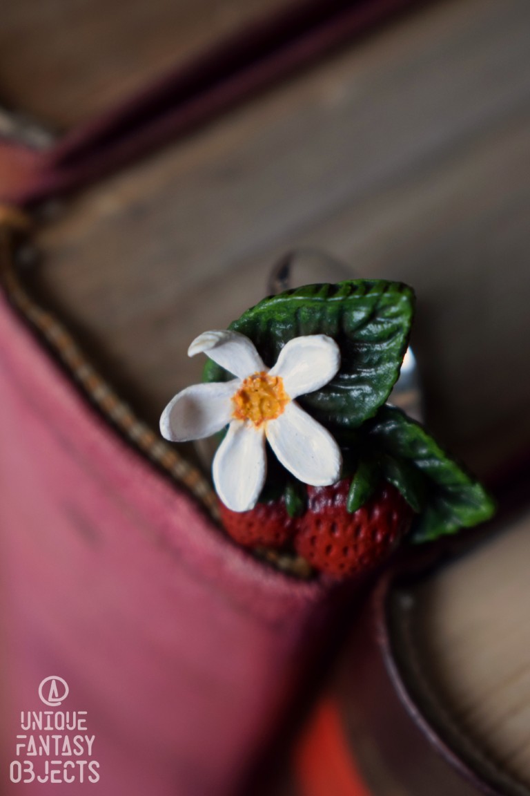 Regulowany pierścionek z rzeźbą truskawek Regulowany pierścionek z rzeźbą truskawek (Unique Fantasy Objects)