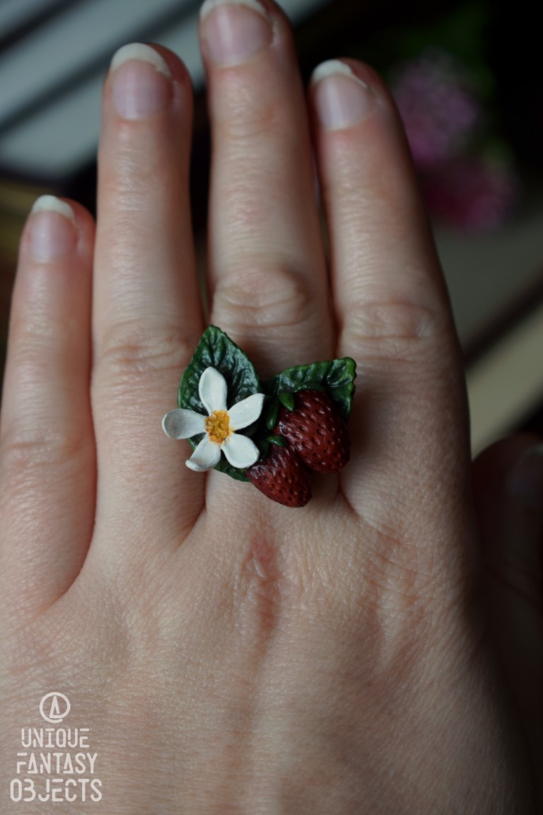 Regulowany pierścionek z rzeźbą truskawek Regulowany pierścionek z rzeźbą truskawek (Unique Fantasy Objects)