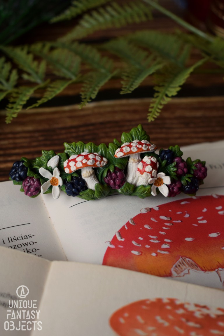 Spinka do włosów z muchomorami, malinami i jeżynami Spinka do włosów z muchomorami, malinami i jeżynami (Unique Fantasy Objects)