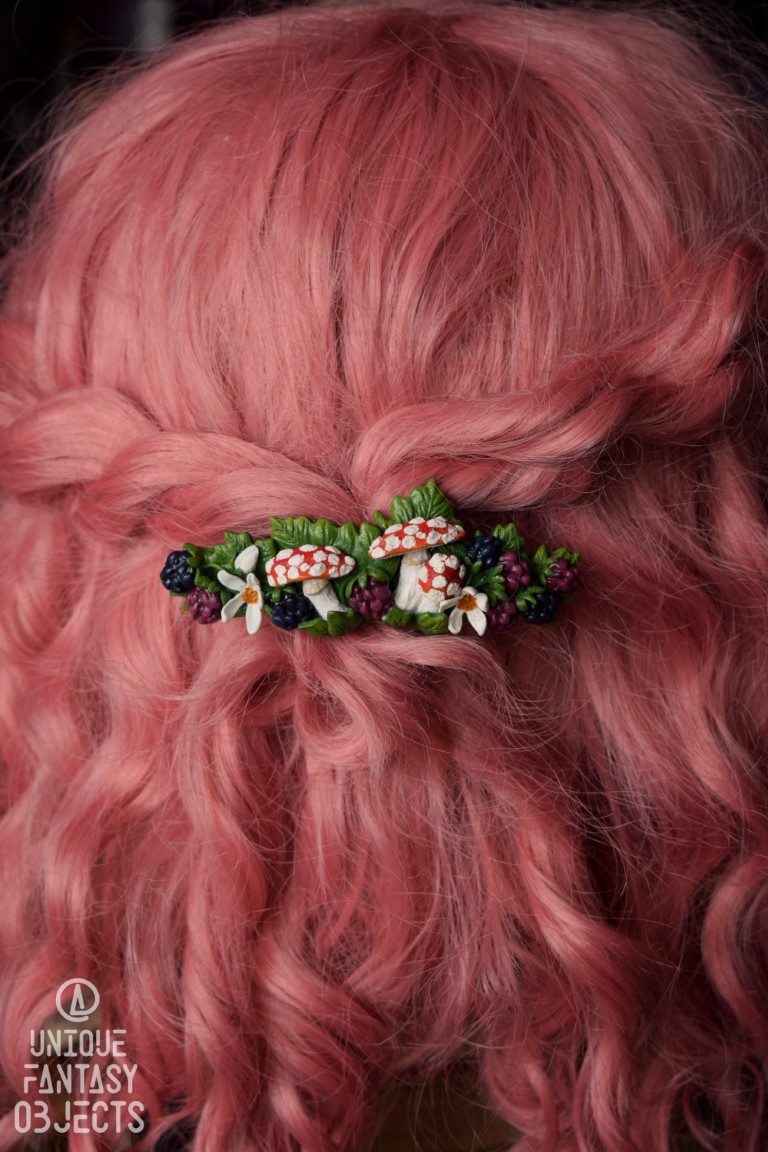 Spinka do włosów z muchomorami, malinami i jeżynami Spinka do włosów z muchomorami, malinami i jeżynami (Unique Fantasy Objects)