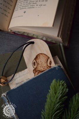 Wypalane zakładki do książek (This Guy in a Hat)