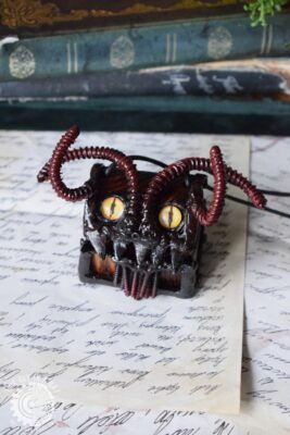 Drewniany naszyjnik mimik diabeł (This Guy in a Hat)