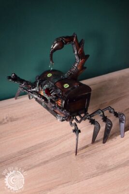 Drewniana skrzynka mimik skorpion (This Guy in a Hat)