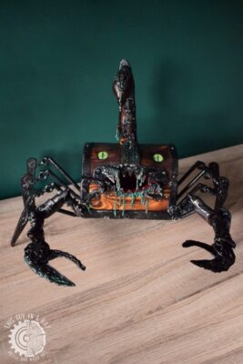 Drewniana skrzynka mimik skorpion (This Guy in a Hat)