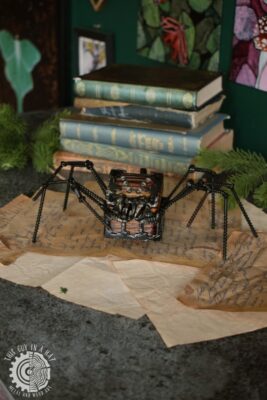 Drewniana skrzynka mimik pająk (This Guy in a Hat)