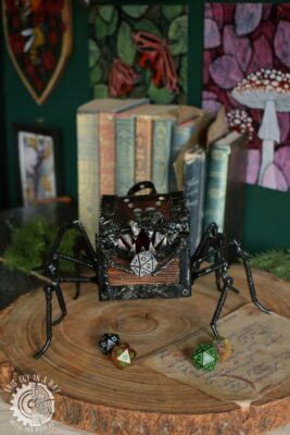 Drewniana skrzynka mimik pająk (This Guy in a Hat)